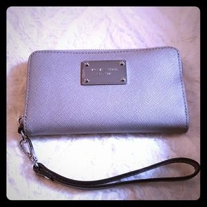 Michael Kors wristlet/wallet. IN Amazing condition